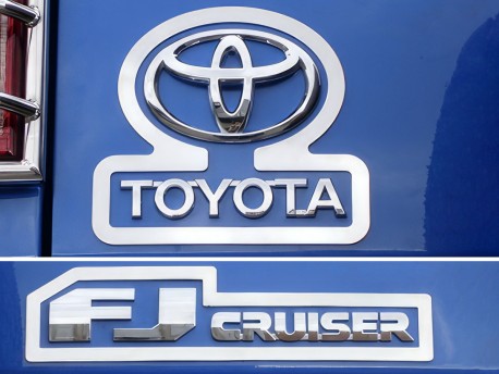 Photo Окантовка логотипа Toyota FJ Cruiser 2006- Winbo