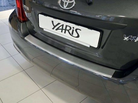 Фото Накладка на бампер з загином Toyota Yaris 2011-2014 5 дверей Premium