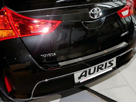 Фото Накладка на бампер Toyota Auris 2013- Premium