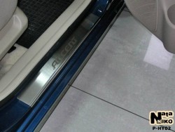 Матовые накладки на пороги Hyundai Accent 2006-2010 Premium