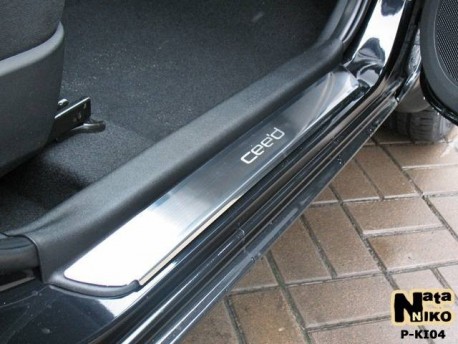 Photo Матовые накладки на пороги Kia Ceed 5 дверей 2007-2012 Premium