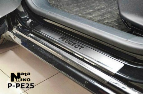 Photo Матовые накладки на пороги Peugeot 208 5 дверей 2012- Premium