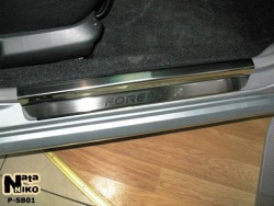 Матовые накладки на пороги Subaru Forester 2002-2008 Premium
